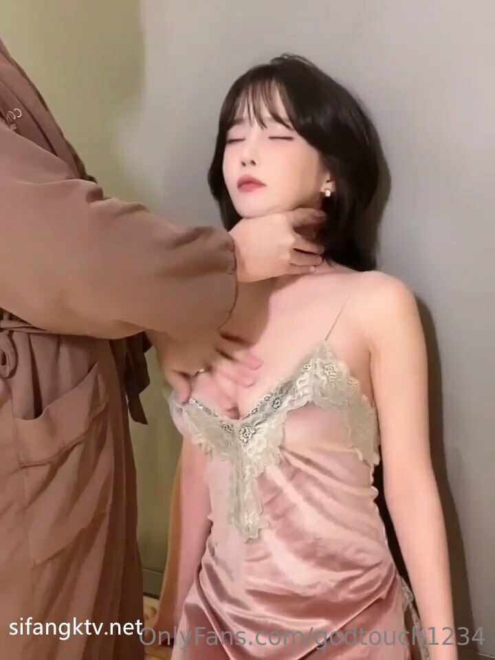 大奶甜美妹子，张开双腿摸逼口交床边猛操呻吟娇喘